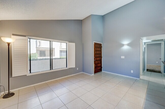 Building Photo - 755 E Lola Dr