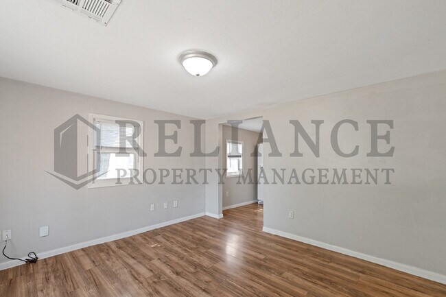 Building Photo - 617 N Clara St