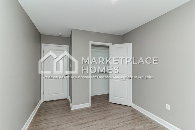 Building Photo - 823 W 20th St