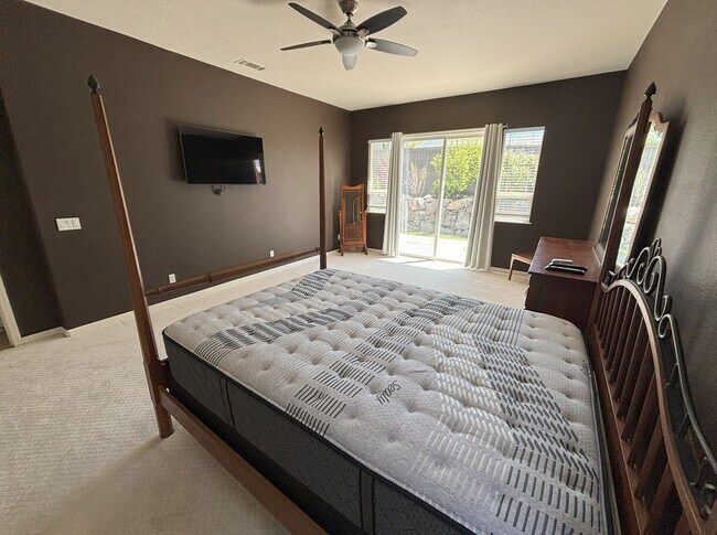 Building Photo - Sprawling Home Near UNR - One Level Living with 4 Beds - 3 Baths - 3 Car Garage