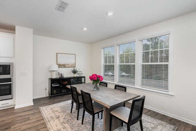 Building Photo - Breathtaking, Spacious Townhome in Parc at...