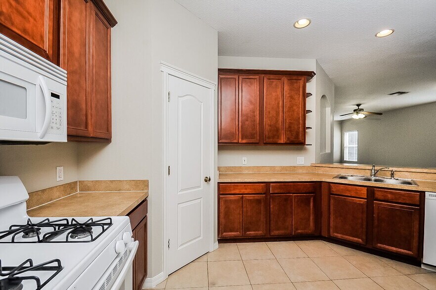 Building Photo - 6816 Surrey Oak Dr