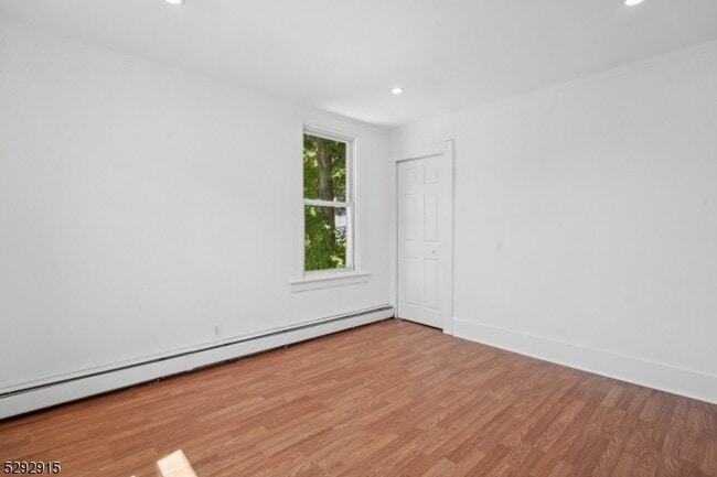 Building Photo - 86 Maple Ave