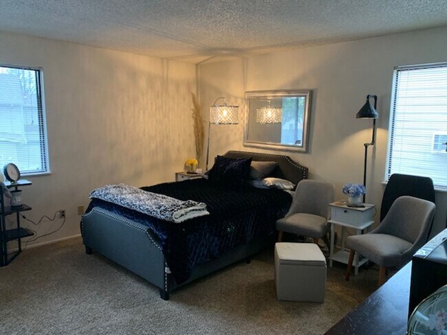 Building Photo - WELL MAINTAINED 2 BR, 2 BA TOWNHOME BY VAN MALL AREA!