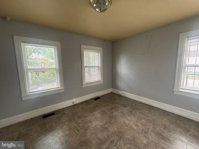 Building Photo - 1729 L St NE