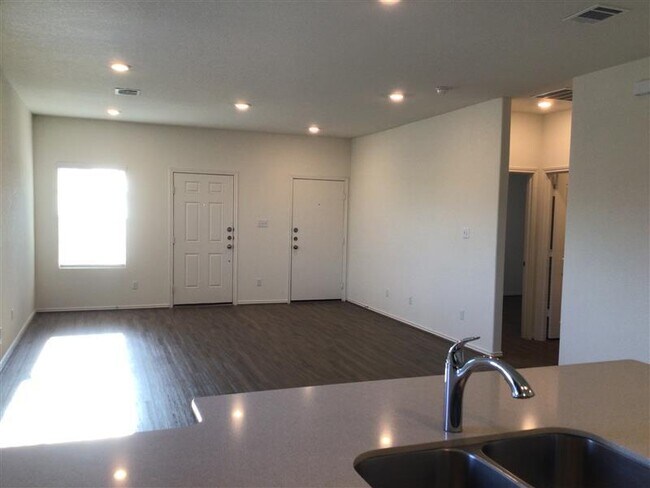 Building Photo - 900 Piney Cove