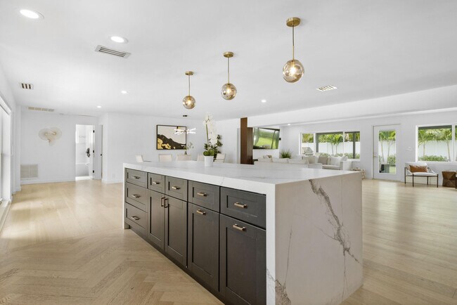 Building Photo - 2862 NE 35th Ct