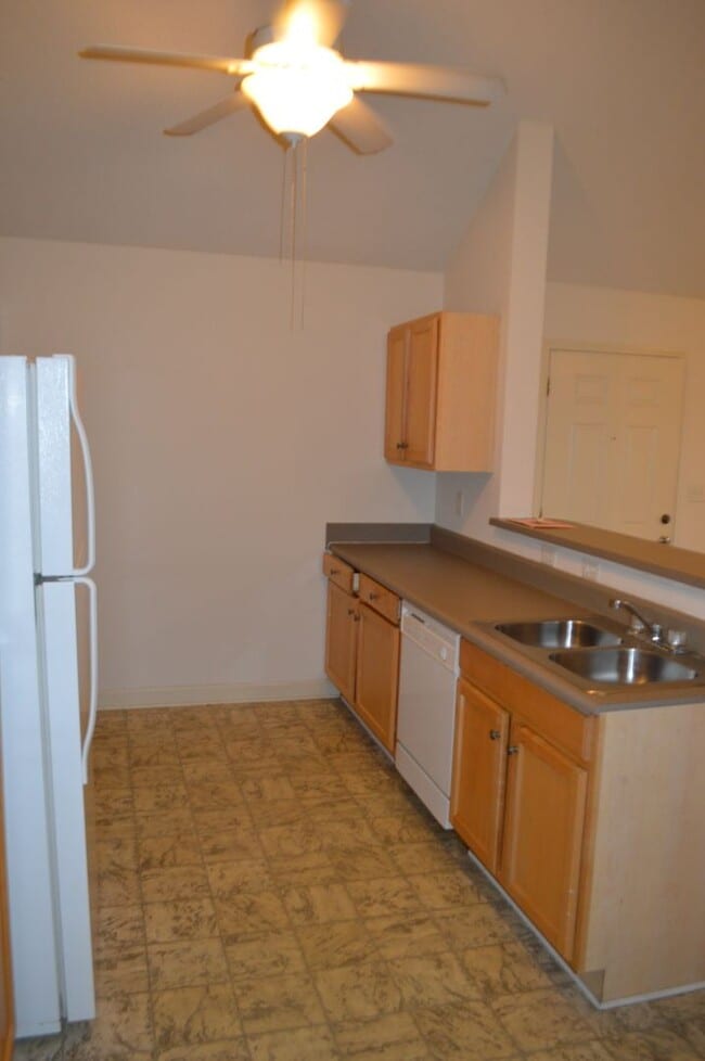 Building Photo - Cute Spacious Condo in Harts Cove!