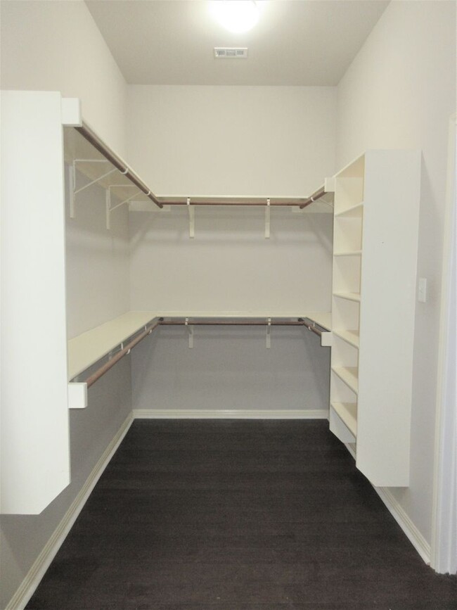 Building Photo - Large 4-bedroom with Office in the Estates...