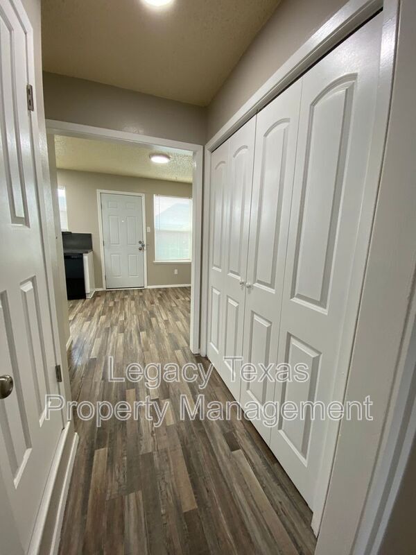 Building Photo - 1409 Courtney Pl