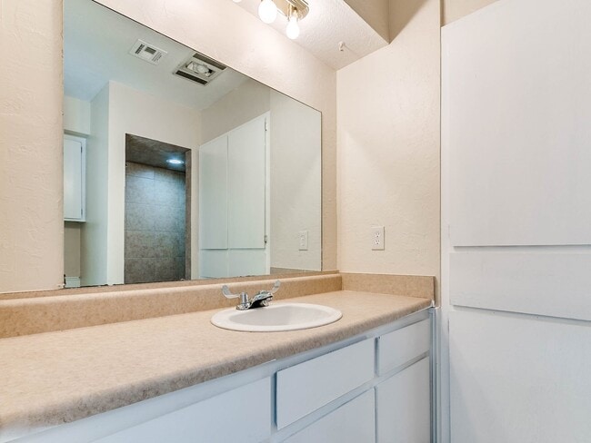 Building Photo - Just remodeled Duplex Home