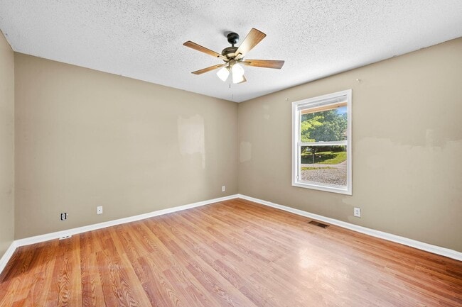 Building Photo - Charming Brick Ranch with Spacious Living Areas & Beautiful Bay Window Views!