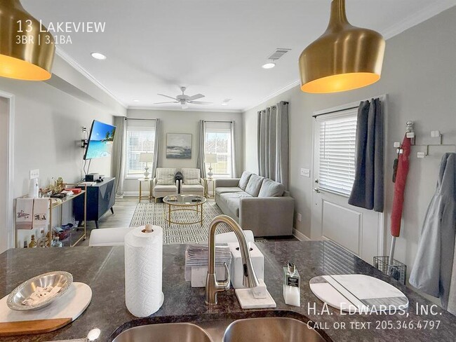 Building Photo - 13 Lakeview-