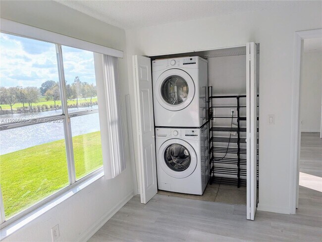 Building Photo - 12430 Vista Isles Dr