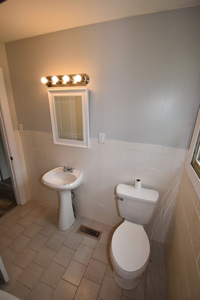 Building Photo - Renovated 2 Bedroom Pet Friendly Home For Rent!