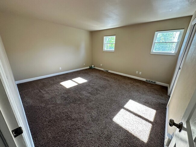 Primary bedroom with attached en suite bathroom - 7393 S Washington Cir