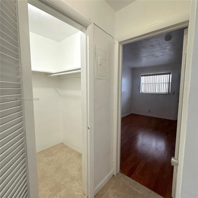 Building Photo - 2826 Van Buren St