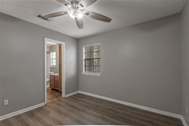 Building Photo - 2402 Sycamore Ave