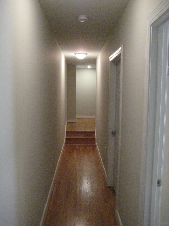 Building Photo - 715 W Clay St