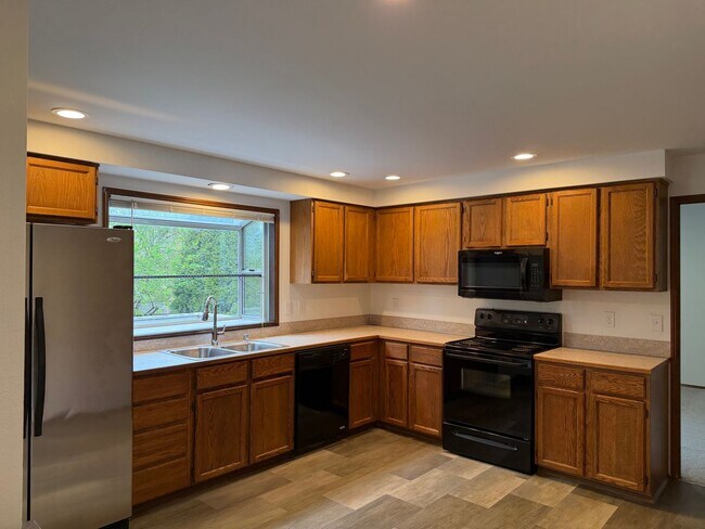 Building Photo - Saratoga Reach Beauty: Updated 4BR Home with Deck, Fireplace & Prime Mukilteo Location