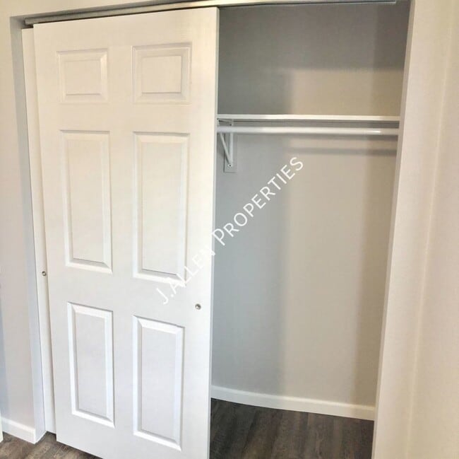 Building Photo - 1900 Parker Cir