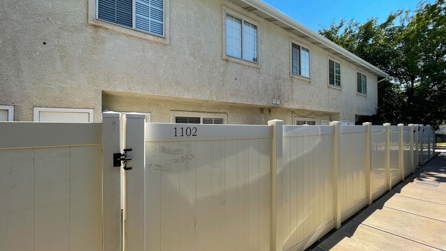 Building Photo - Great 3 Bedroom, 2.5 Bath townhome in the ...