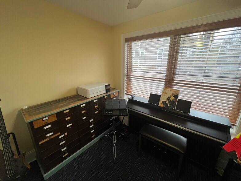 Building Photo - 118 Holland St