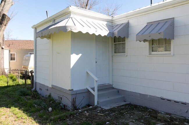 Building Photo - Charming 3BR/1.5BA in Sought-After Pleasan...