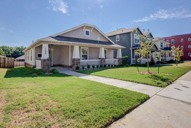 Building Photo - 3/2/2 Craftsman Style Home