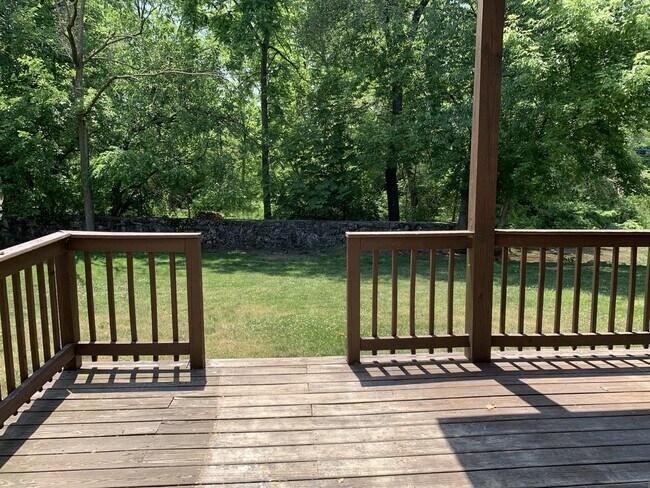 Building Photo - BEAUTIFUL 3 BED/2.5 BATH TOWNHOUSE!!