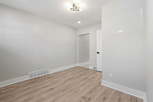 Building Photo - Freshly Renovated 2 Bedroom in Bloomfield available NOW!
