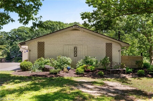 Building Photo - 685 Sunnyside Rd