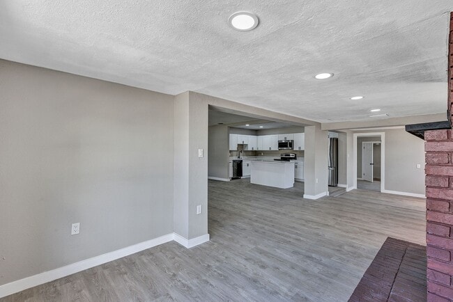 Building Photo - Charming 3-Bedroom Home with Spacious Yard & Enclosed Porch in Frostproof