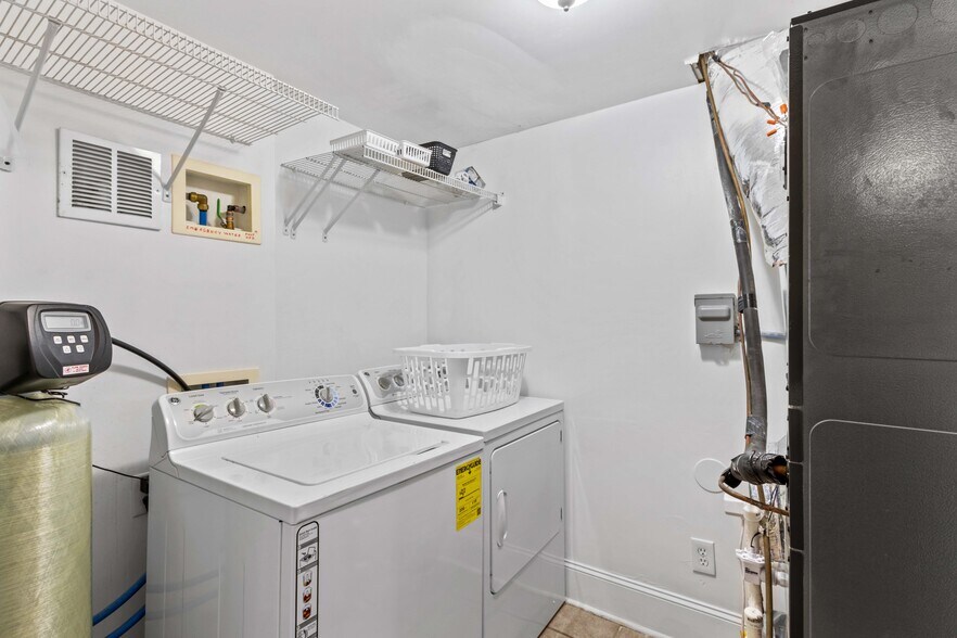 Building Photo - 7228 Lynbrook Cir