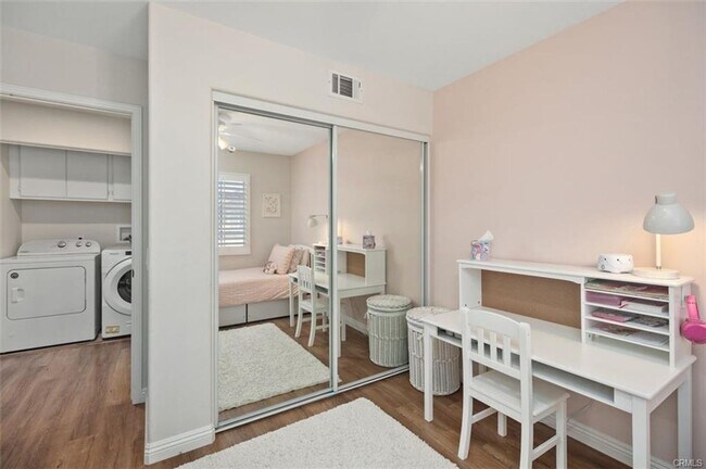Building Photo - 3 bedroom in Gated Victoria Community!