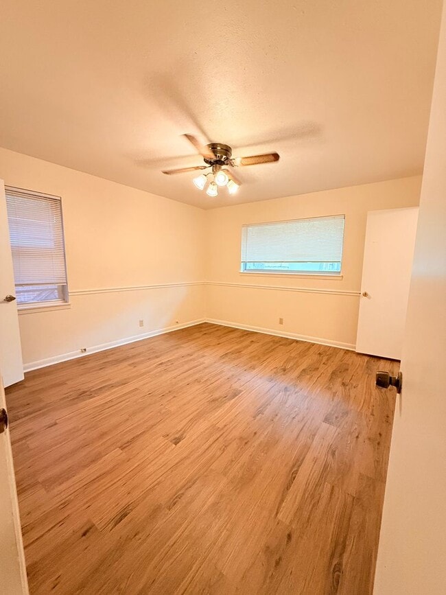 Building Photo - 612 Hillview Dr