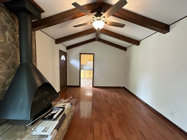 Building Photo - Beautiful Pet Friendly 3 bedroom home for ...