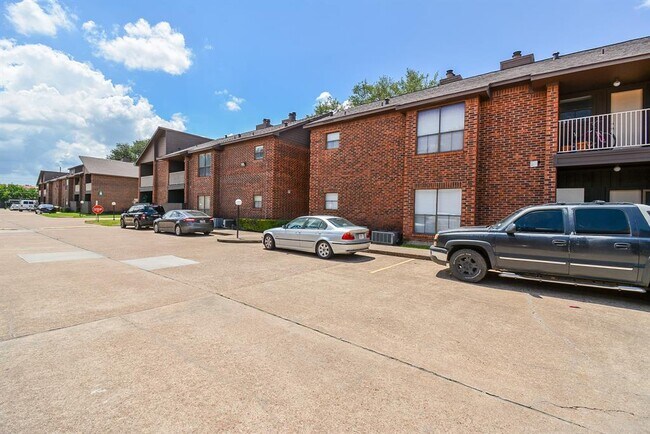 Building Photo - 3100 Walnut Bend Ln