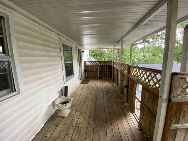 Building Photo - 407 Lewis St