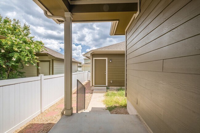 Building Photo - 730 Lost Pines Ln
