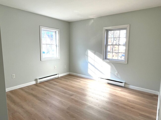 Building Photo - 2BR/1BA Available Now!! - Newly Renovated!...