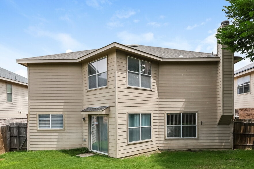 Building Photo - 10021 Blue Bell Dr