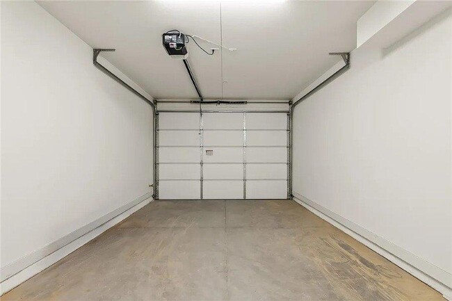 Building Photo - 3360 Landon Dr W