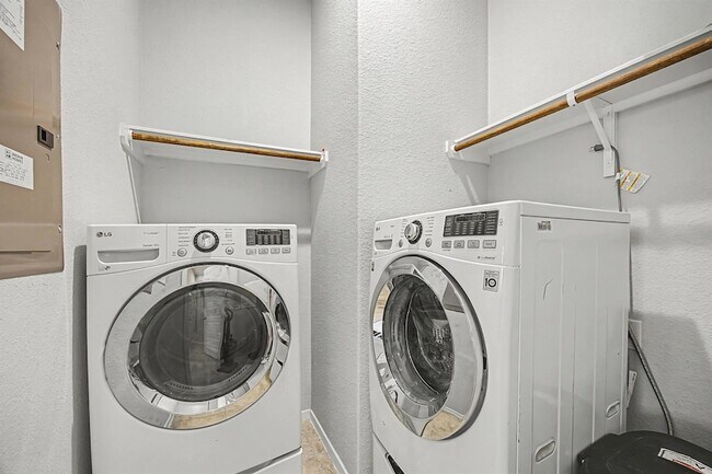 Building Photo - 425 Spiny Lizard Ln