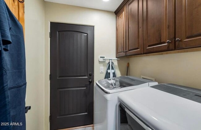 Building Photo - 675 N. Encanto Village Way