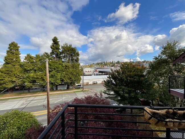 Building Photo - MAGNOLIA 3 BED, 1.5 BATH TOWNHOME FOR RENT AVAILABLE NOW!