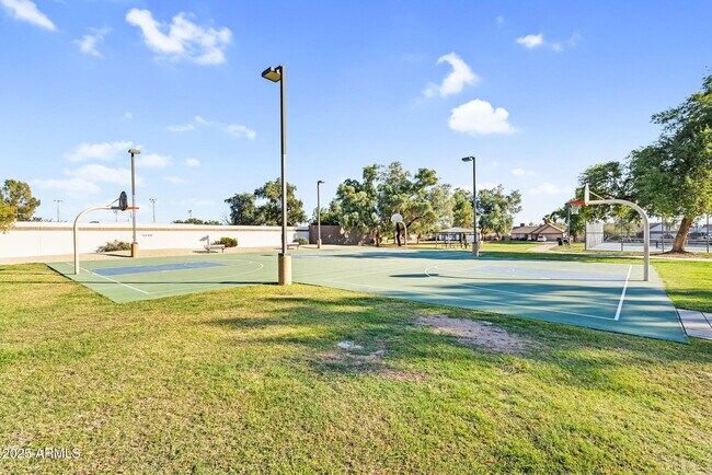 Building Photo - 8406 W Dahlia Dr