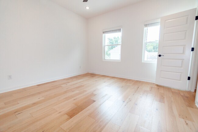Building Photo - 1623 W Stone St