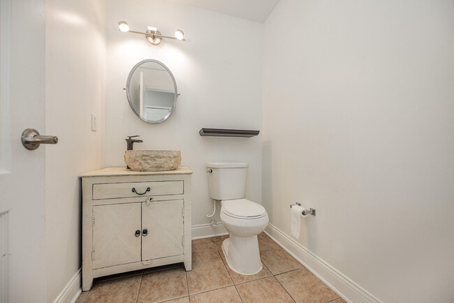 Building Photo - 1099 Bayswater Dr