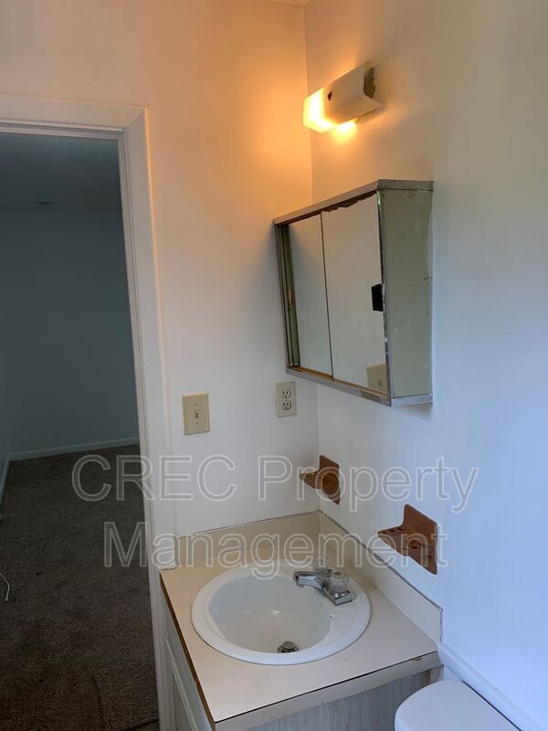 Building Photo - 205 Pinewood Dr